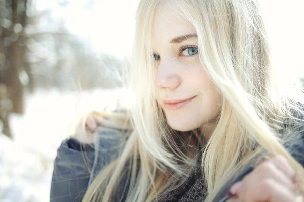 Ragazza adolescente in inverno — Foto Stock