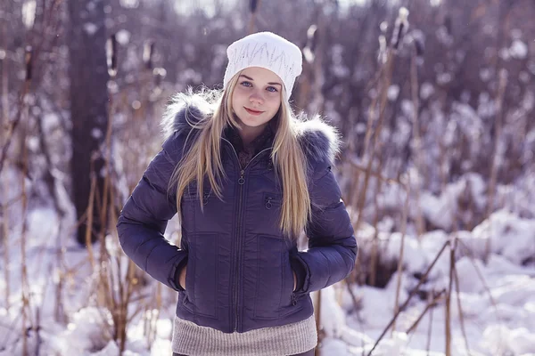 十几岁的女孩，在冬季 — 图库照片