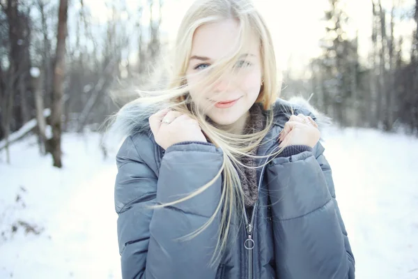 Девушка-подросток зимой — стоковое фото