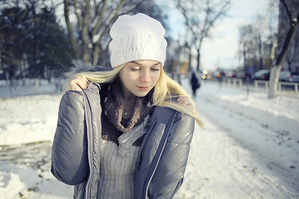 Ragazza bionda in inverno — Foto Stock