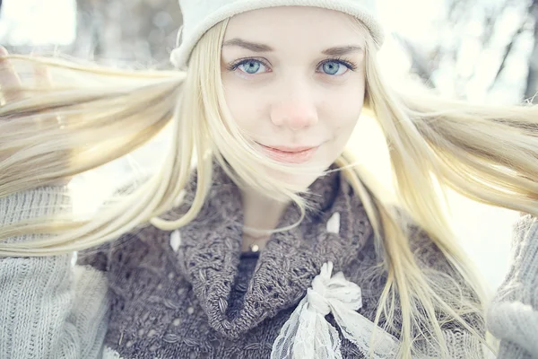Ξανθό κορίτσι για το χειμώνα — Φωτογραφία Αρχείου