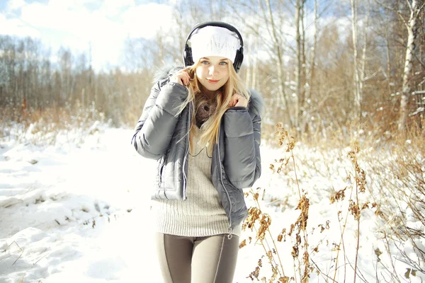 Chica usando auriculares — Foto de Stock