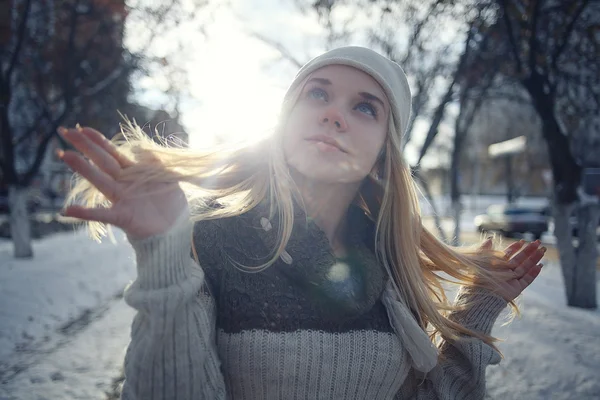 Menina loira no inverno — Fotografia de Stock