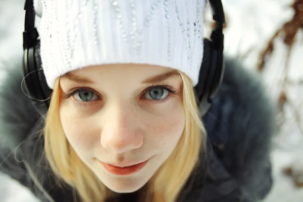 Mädchen trägt Kopfhörer — Stockfoto