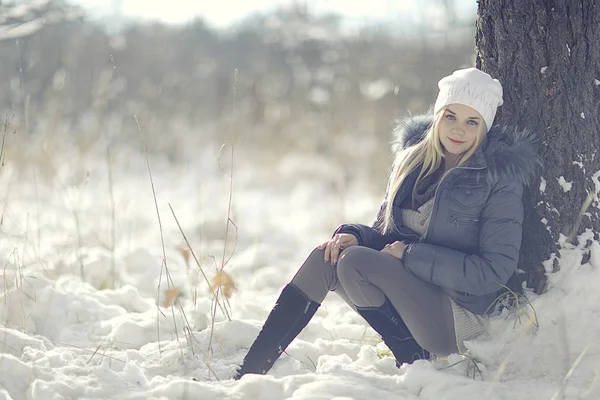 Tiener meisje in de winter — Stockfoto