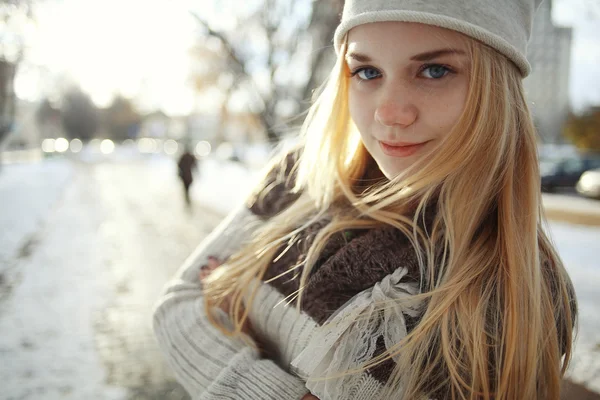 Blondes Mädchen im Winter — Stockfoto