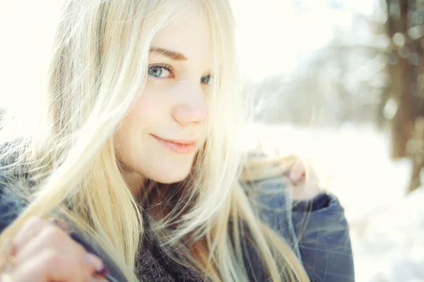 Ragazza adolescente in inverno — Foto Stock