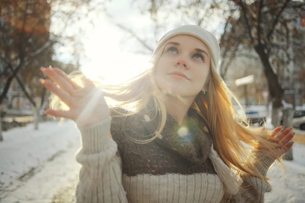 Chica rubia en invierno —  Fotos de Stock