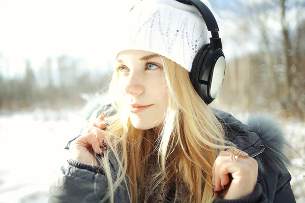 Menina usando fones de ouvido — Fotografia de Stock