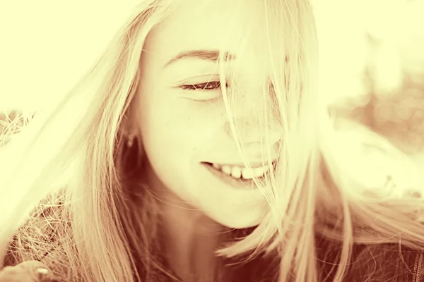 Teen girl in winter — Stock Photo, Image