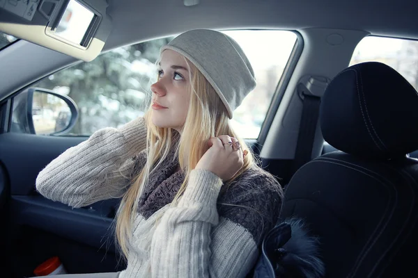 Teen girl in car — Stock Photo, Image