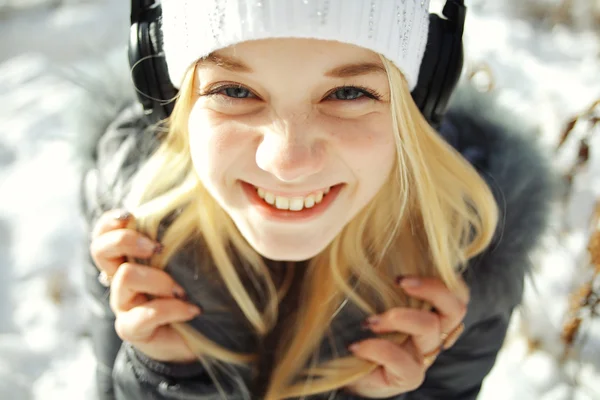 Menina usando fones de ouvido — Fotografia de Stock