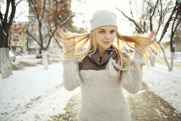 Blondes Mädchen im Winter — Stockfoto