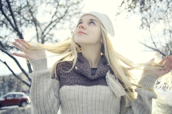 Kışın sarışın kız