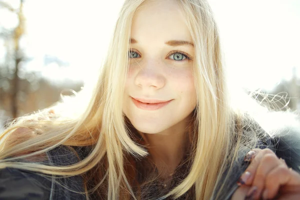 Dospívající dívka v zimě — Stock fotografie