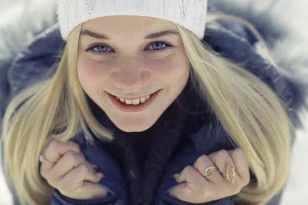 Menina adolescente no inverno — Fotografia de Stock