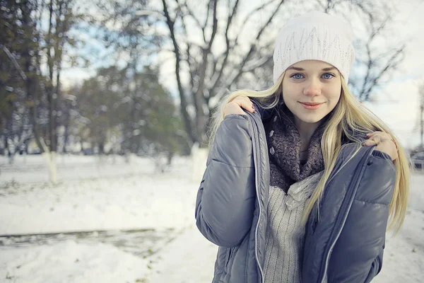 Blonde girl in winter — Stock Photo, Image