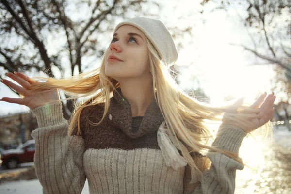 Kışın sarışın kız