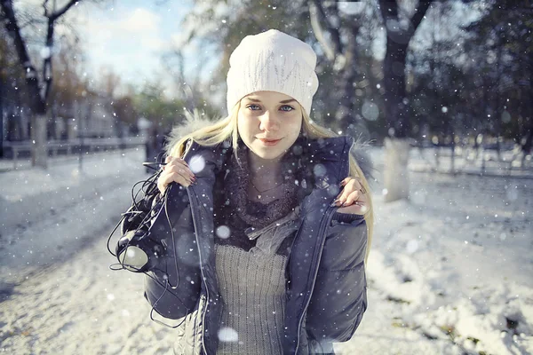 Mädchen mit Kopfhörern — Stockfoto