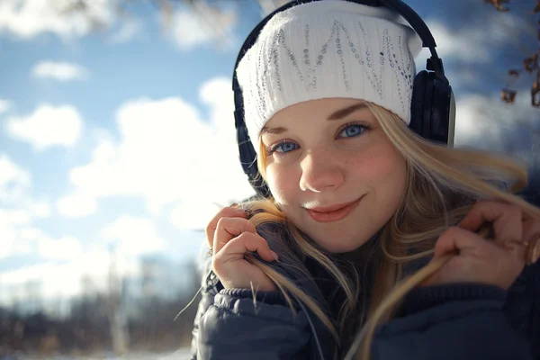 Chica usando auriculares —  Fotos de Stock