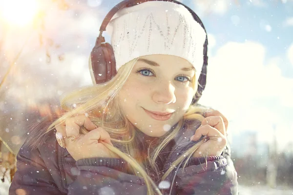 Κορίτσι που φοράει ακουστικά — Φωτογραφία Αρχείου