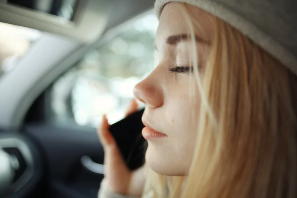 Girl speaking on mobile — Stock Photo, Image