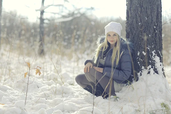 Menina adolescente no inverno — Fotografia de Stock