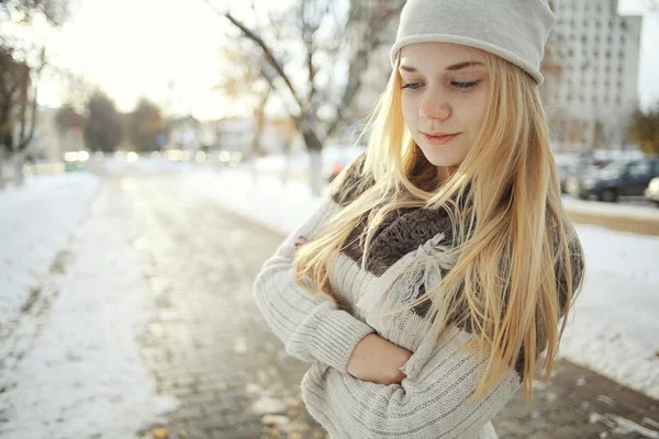 Blond tjej på vintern — Stockfoto