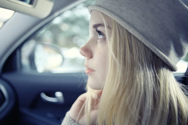 Teen flicka i bil — Stockfoto
