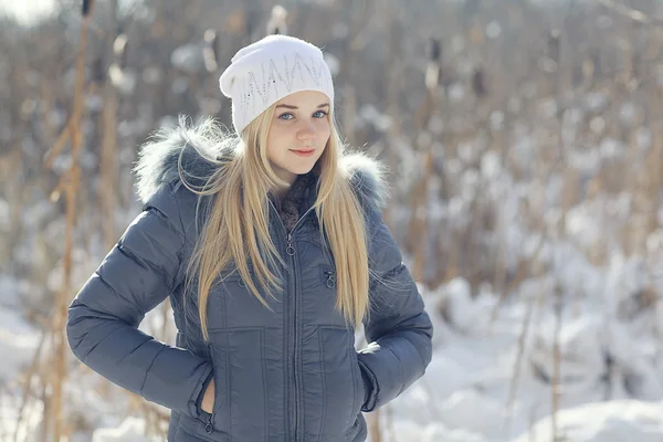 Tiener meisje in de winter — Stockfoto