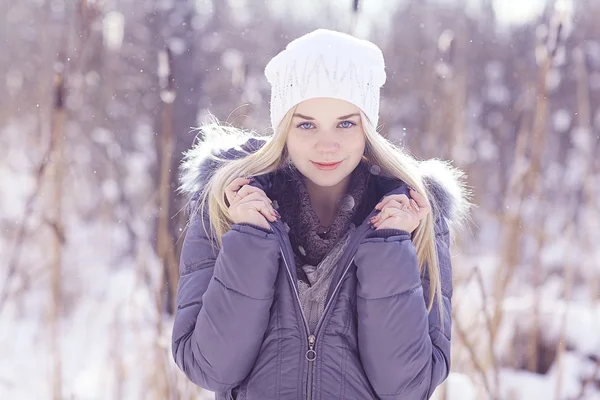 Ragazza adolescente in inverno — Foto Stock