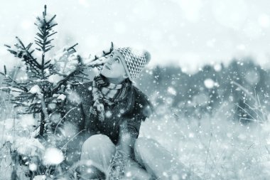 Kış ormanındaki kadın