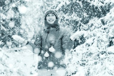 Kış ormanındaki kadın