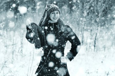 Kış ormanındaki kadın