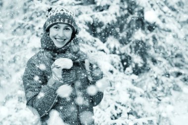 Kış ormanındaki kadın