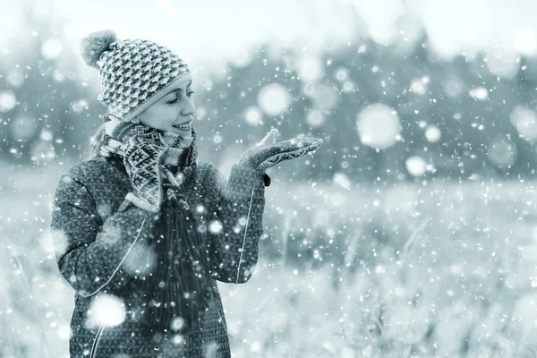 Frau im Winterwald — Stockfoto