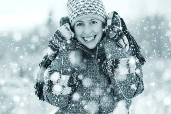 Kvinne i vinterskog – stockfoto