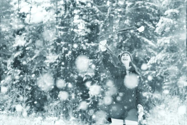 Frau im Winterwald — Stockfoto