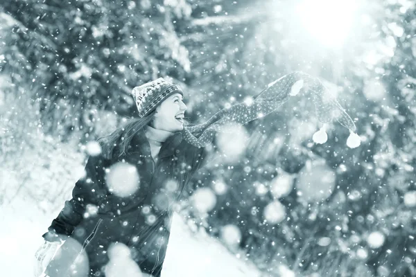 Frau im Winterwald — Stockfoto