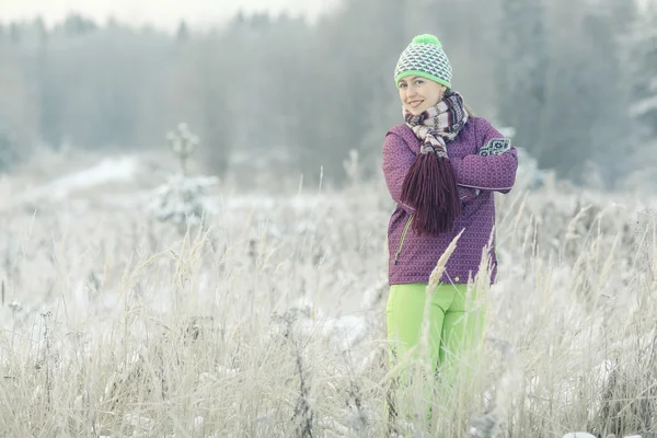 Winterporträt einer Frau — Stockfoto