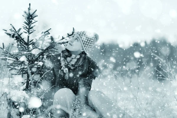 Donna nella foresta invernale — Foto Stock