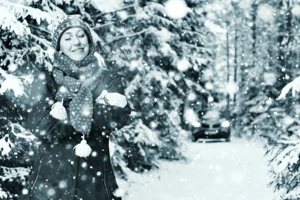 Kış ormanındaki kadın — Stok fotoğraf
