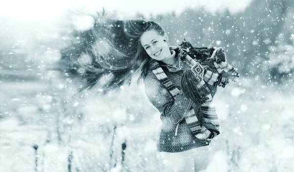 Femme dans la forêt d'hiver — Photo