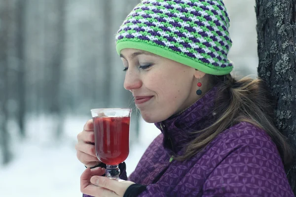 Femme buvant du vin chaud — Photo