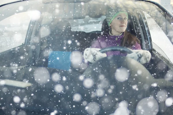 Mujer en coche — Foto de Stock