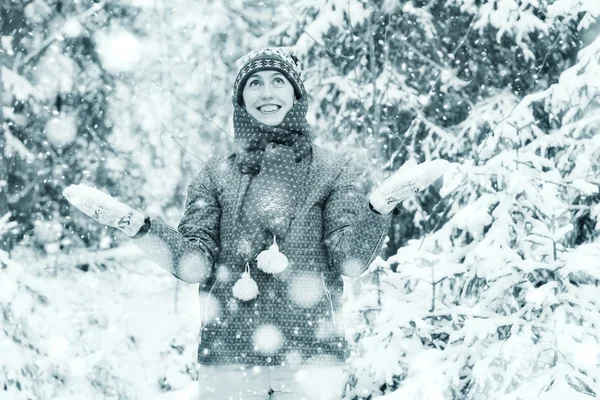 Frau im Winterwald — Stockfoto