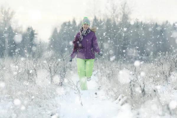 Winterporträt einer Frau — Stockfoto