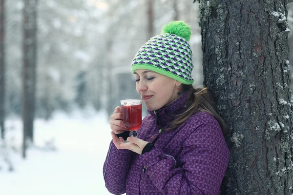 Femme buvant du vin chaud — Photo