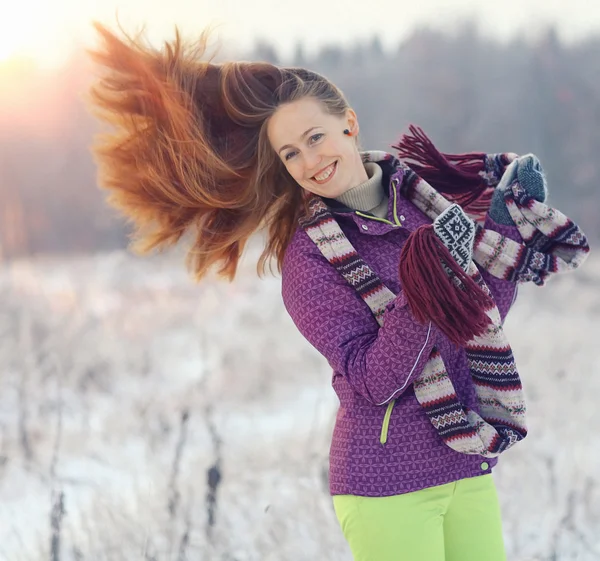 Winterporträt einer Frau — Stockfoto