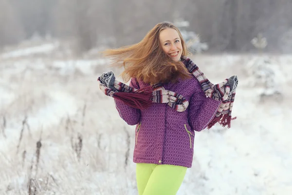 Portret kobiecy w zimie — Zdjęcie stockowe